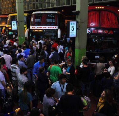 Una terminal colapsada por los pasajeros