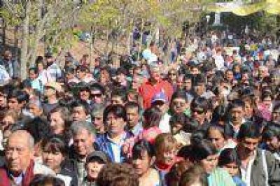 Zottos dio el presente en la Virgen de la Pe�a que convoc� a una multitud de fieles del norte provincial