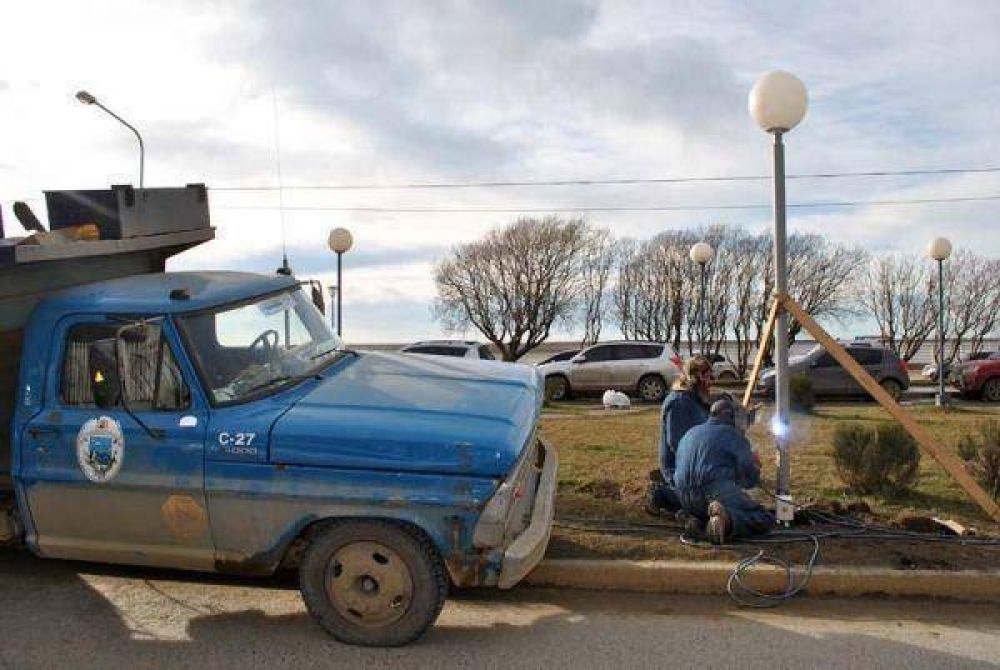 Fueron destrozadas por un accidente de tr�nsito: El municipio repar� dos luminarias en la costanera