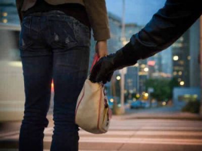 Arrebatan $3000 a una mujer y su hija de 10 a�os discapacitada