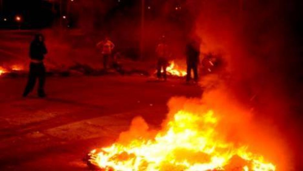 Batahola finaliz� con polic�as y vecinos heridos