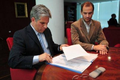 El gobernador firm� el decreto de ascenso de 311 efectivos