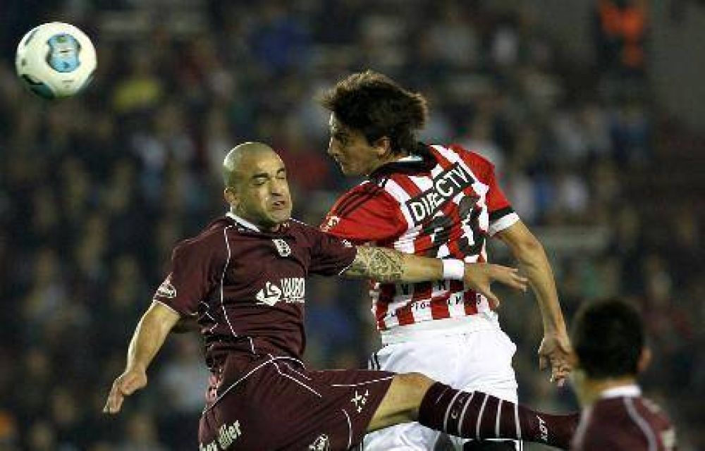 Estudiantes empat� con Lan�s y sigue expectante
