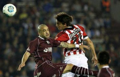 Estudiantes empat� con Lan�s y sigue expectante