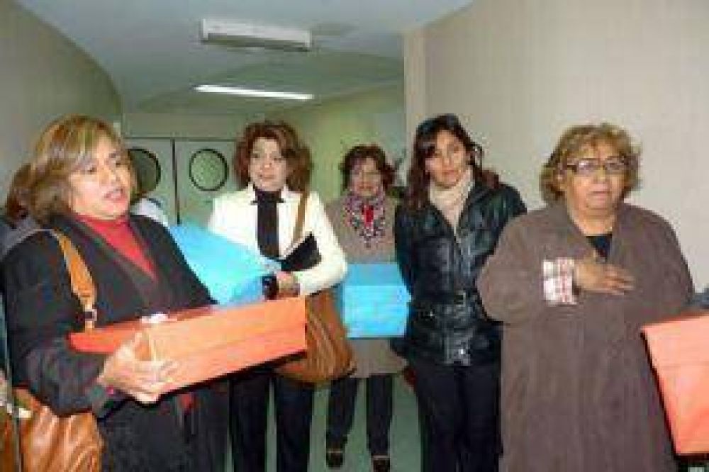 Adultos mayores entregaron ropa de cama para la Maternidad