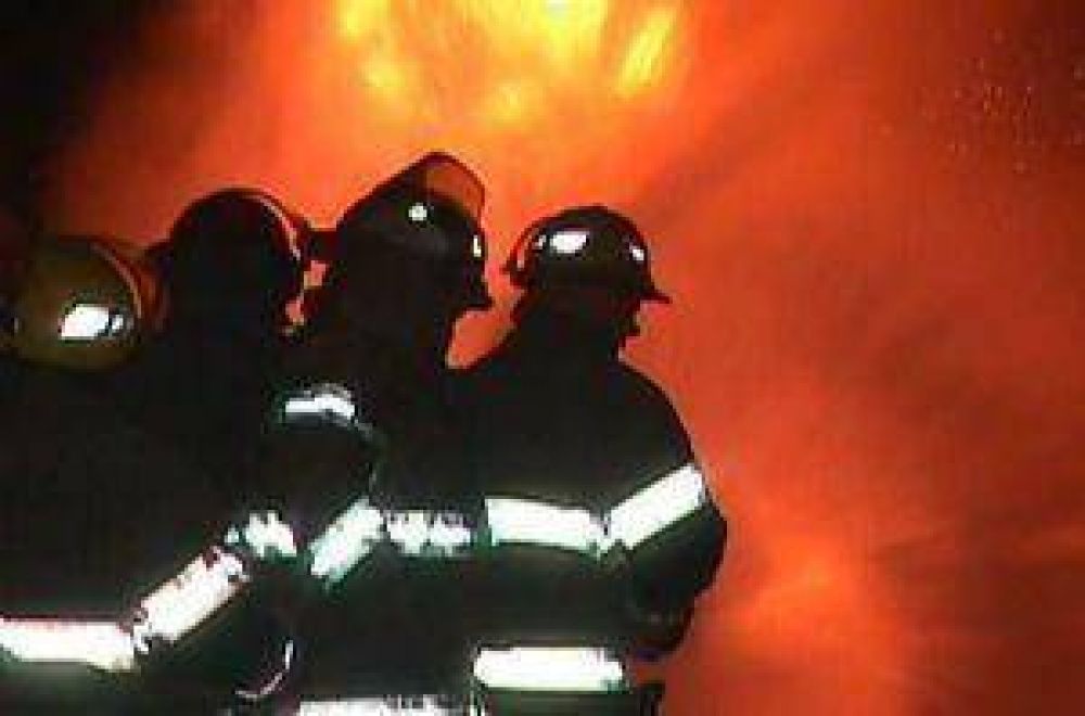 Tres dotaciones de bomberos lograron sofocar un voraz incendio en Las Termas