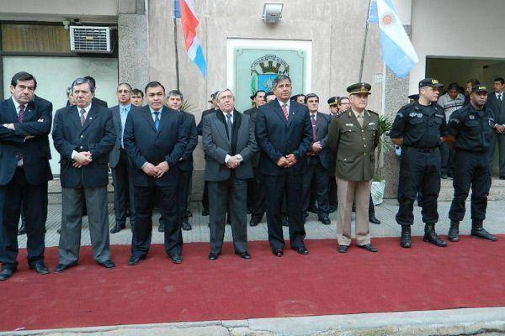 Con dos conferencias y una muestra en el Parque la polic�a inici� su semana de festejos