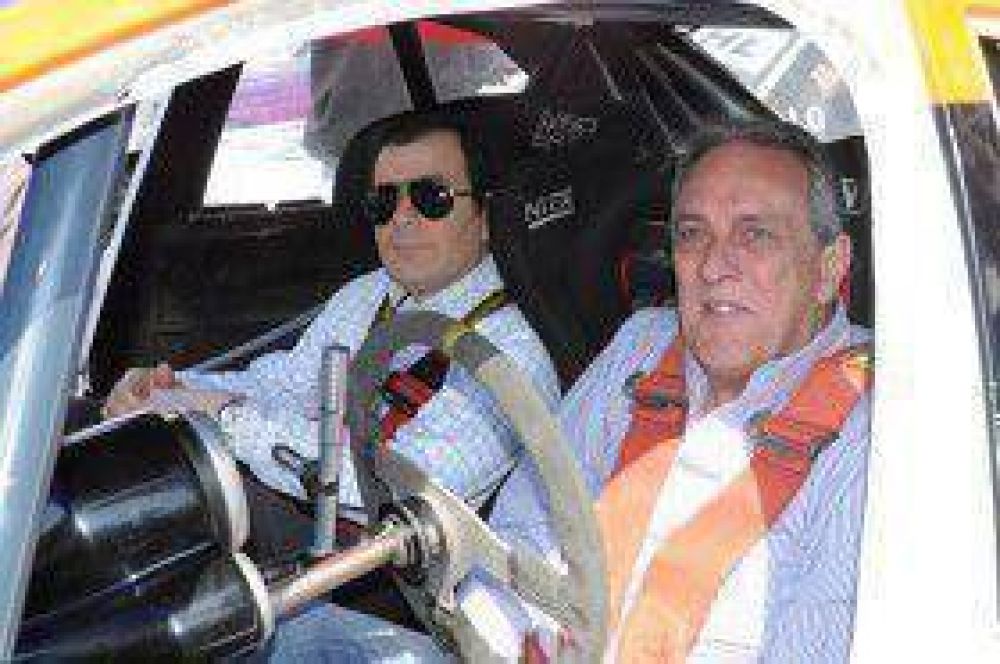 El Gobernador gir� con un auto del Top Race al mando de Traverso