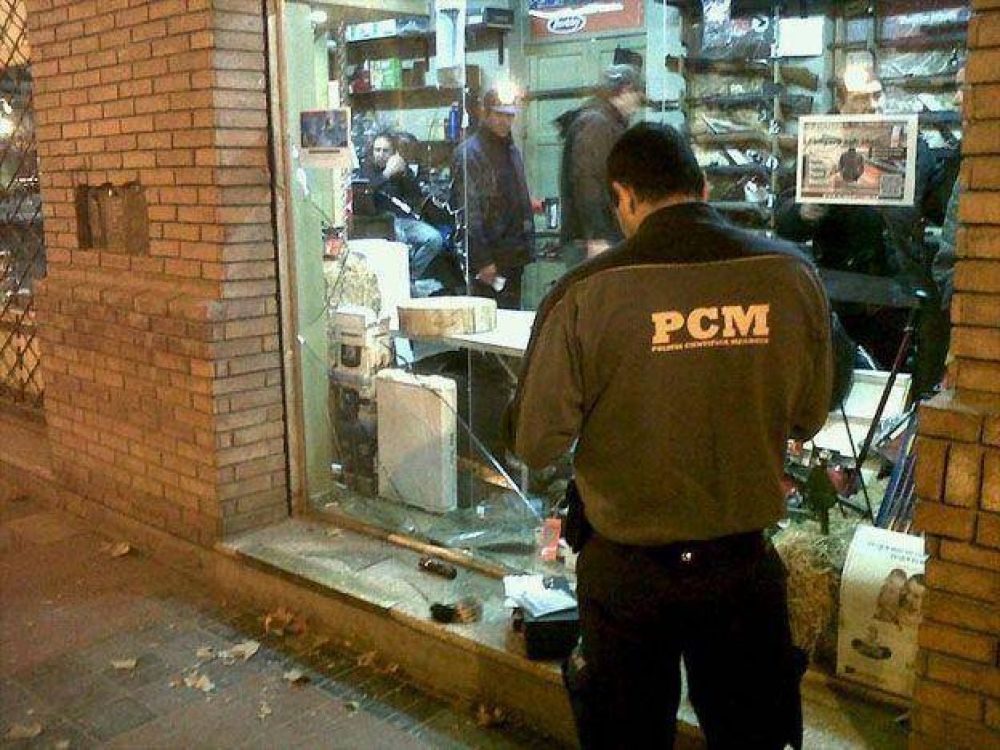 Rompevidrieras saquearon un negocio deportivo en pleno centro