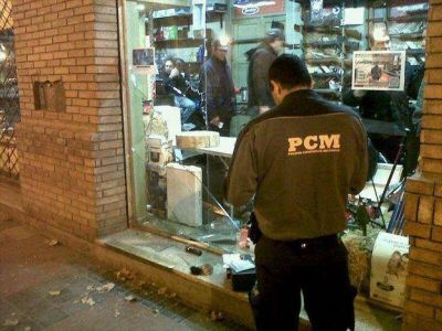 Rompevidrieras saquearon un negocio deportivo en pleno centro
