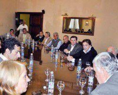 Gioja convoc� a intendentes y ministros y pidi� m�s trabajo en campa�a