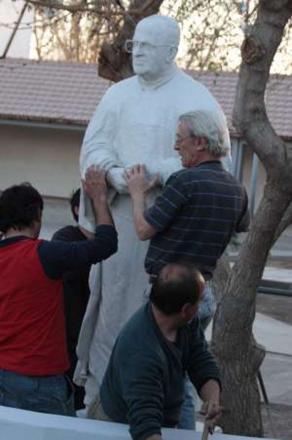 Hoy inauguran la primera escultura de B�ez Laspiur