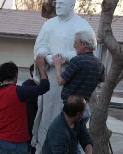 Hoy inauguran la primera escultura de B�ez Laspiur
