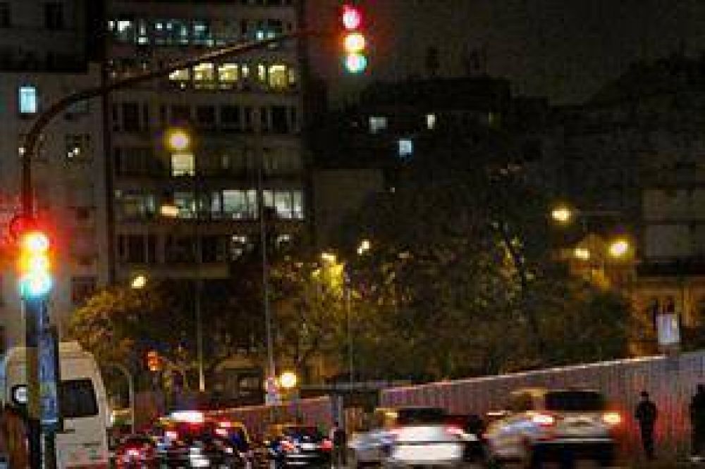 En tres de cada cinco esquinas los sem�foros tienen luces quemadas