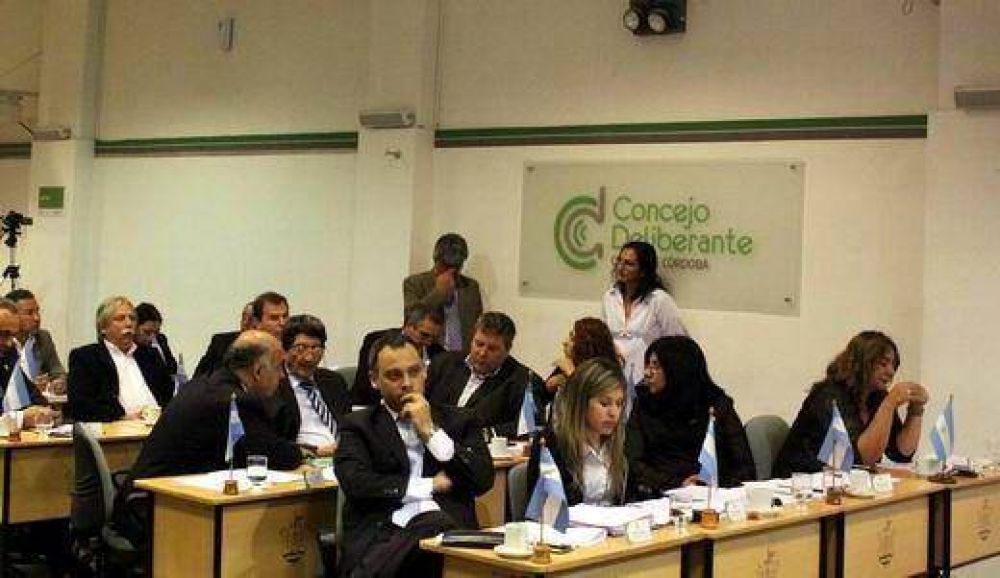 Ediles d�scolos cuestionan a Mestre por juicios del transporte