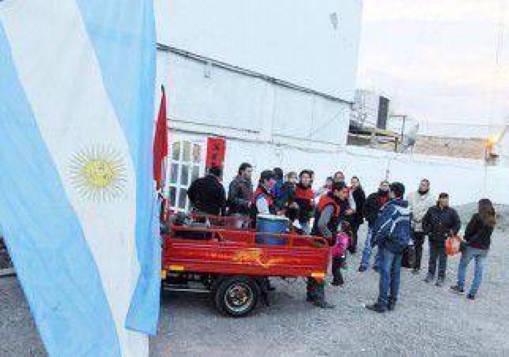Sin arreglo salarial, los gremios tomaron el Municipio en Plottier 