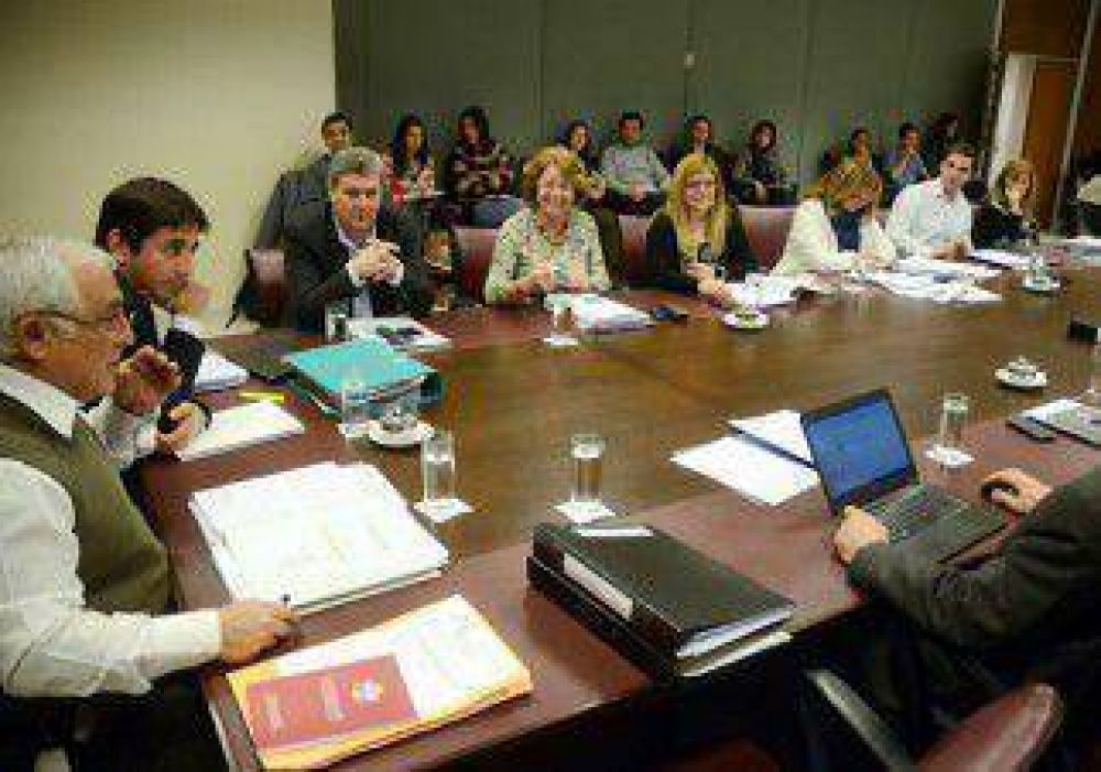 El acuerdo de la Provincia con YPF pas� al recinto y se votar� el 28 