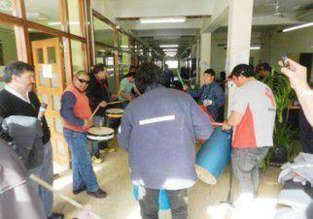 Municipales siguen con las medidas de fuerza 