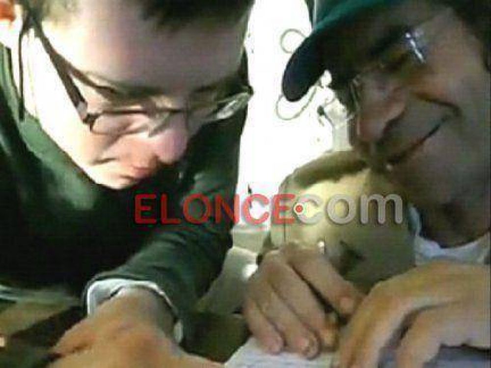 Conmovedora historia: Gabriel tiene S�ndrome de Down y ense�a a leer y escribir en un centro social 