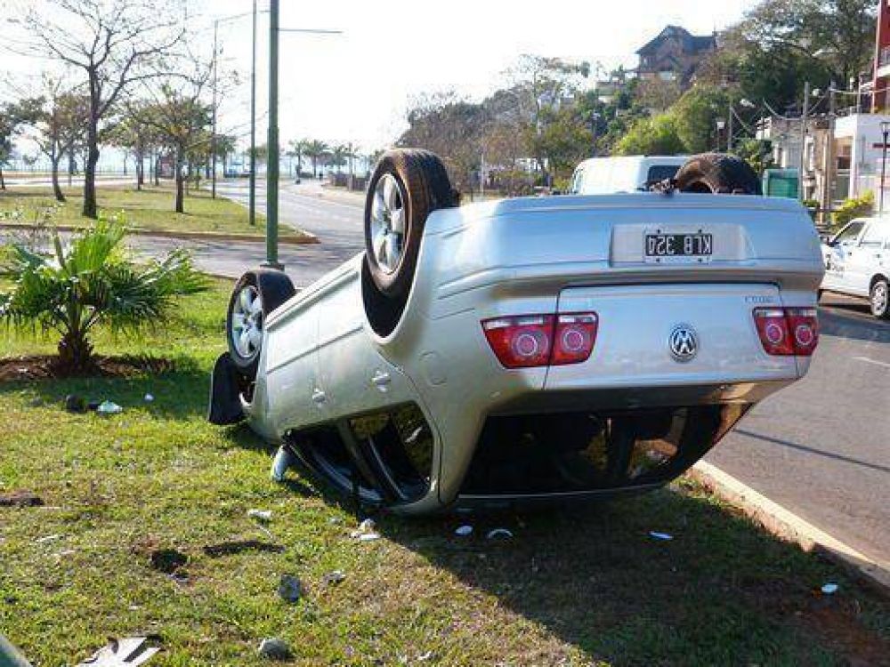 Joven que iba a alta velocidad volc� en la Costanera, ten�a 2.0 de alcohol en sangre