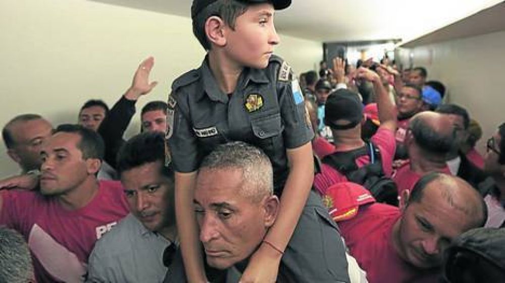 Ins�lita protesta en Brasil: unos 200 polic�as invaden el Congreso