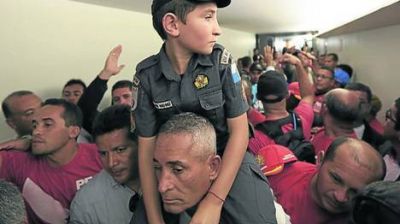 Ins�lita protesta en Brasil: unos 200 polic�as invaden el Congreso