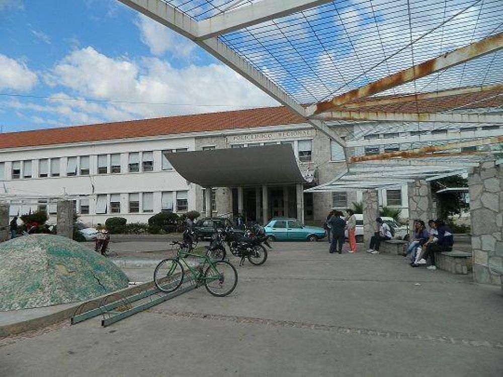 Una c�mara de videovigilancia registr� una feroz golpiza a un joven a la salida de un pub