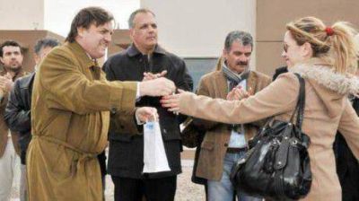Buzzi entreg� casas para textiles en Trelew