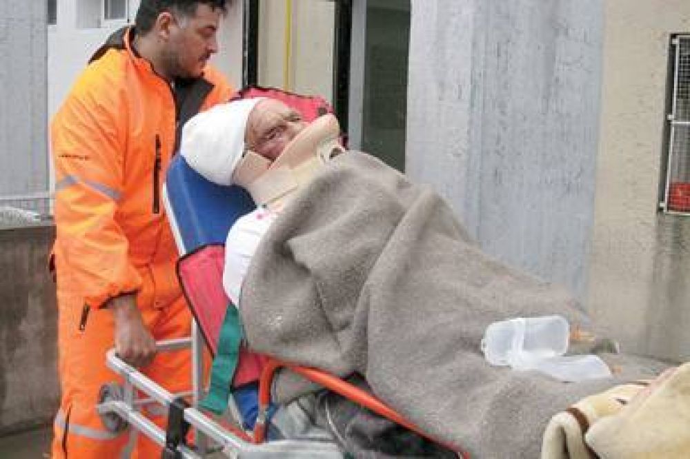 Tres golpeados y un herido grave en dos vuelcos y un choque