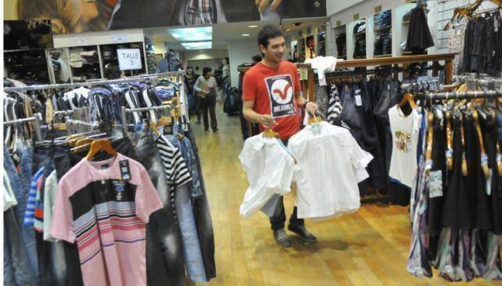 Asoma la ropa de verano e intenta levantar las ventas