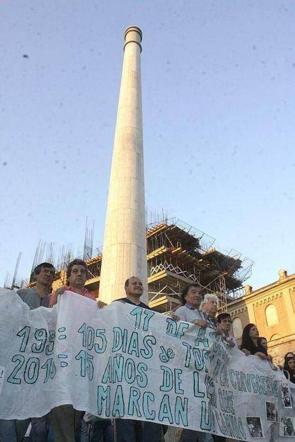 Sentido homenaje a 15 a�os de la toma de la Cervecer�a C�rdoba