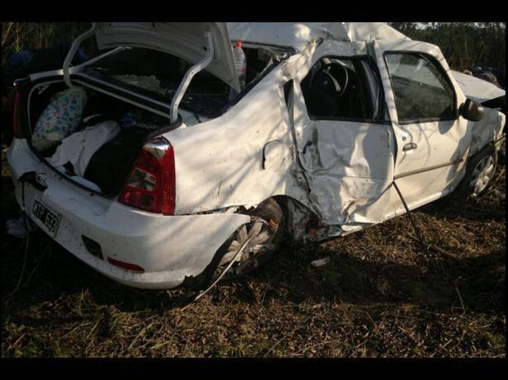 Un auto despist� en ruta 12: dos j�venes y una beba resultaron heridos