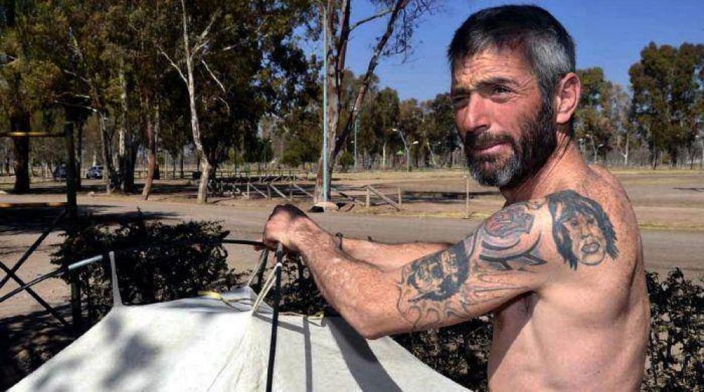 El �Ruso�, el primer ricotero que acampa para ver al Indio