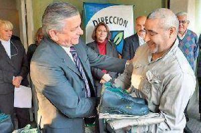 Infante entreg� ropa al personal de la Direcci�n de Parques y Paseos