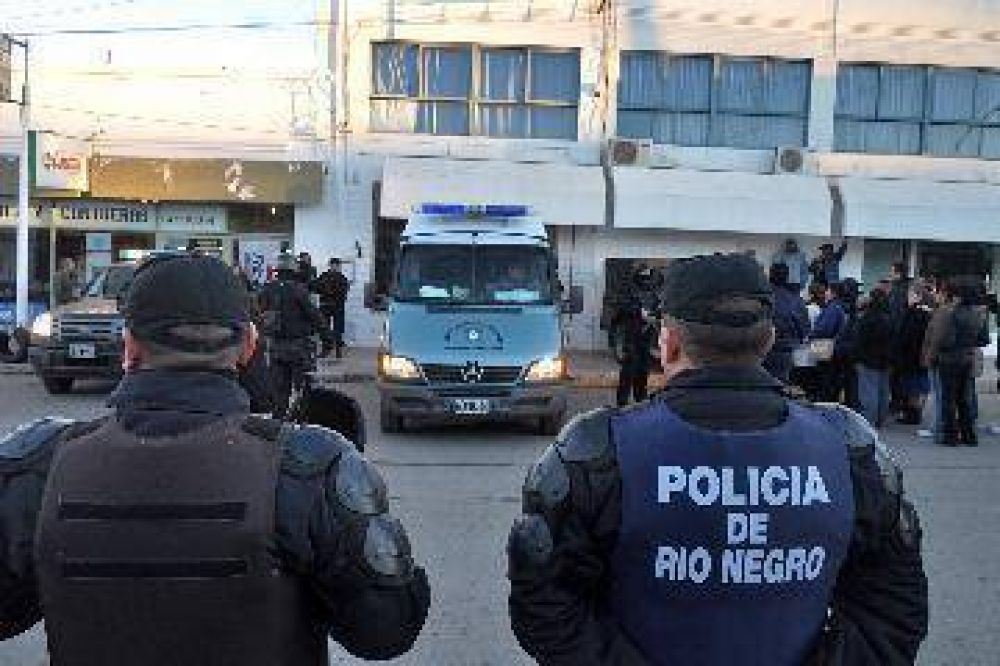 Trasladan a celdas del Valle Medio a los polic�as