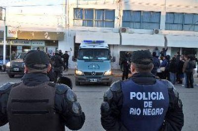 Trasladan a celdas del Valle Medio a los polic�as