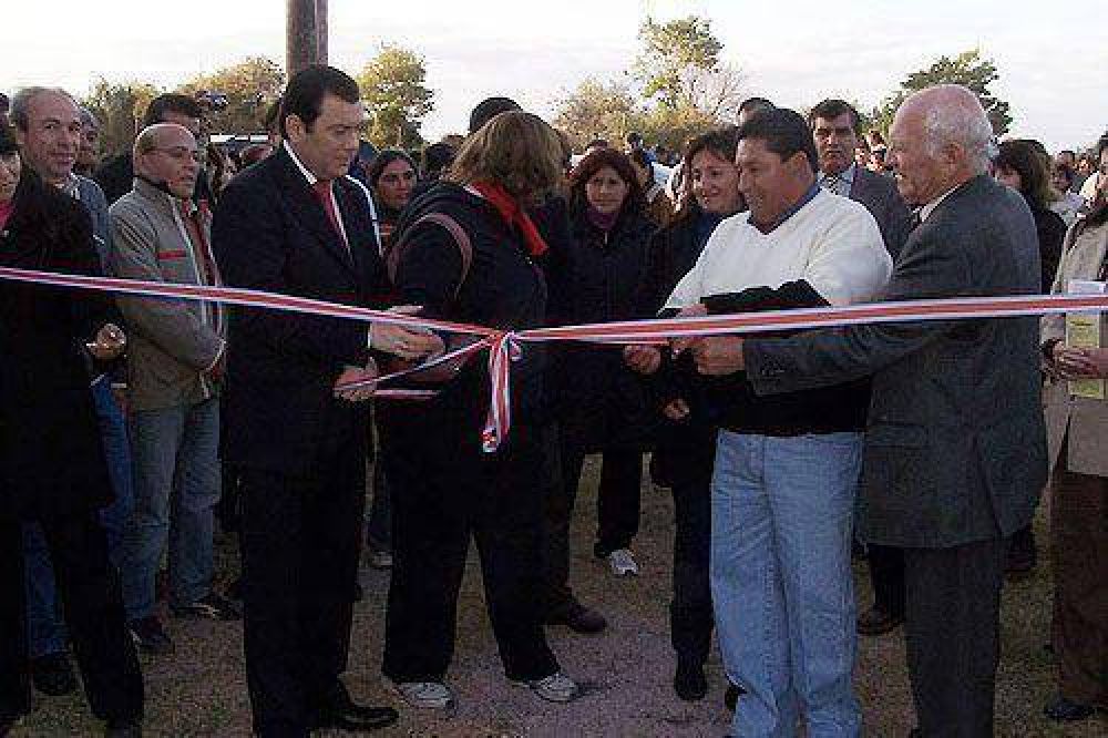 Zamora inaugur� una planta potabilizadora y entreg� una ambulancia en �rraga