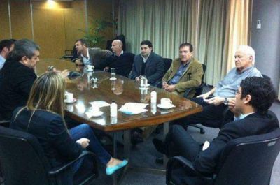 Jovanovich gestiona cajeros exclusivos para los socios de la C�mara de Comercio
