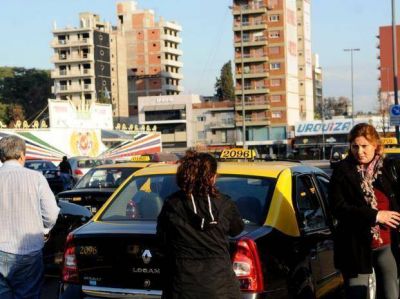 Taxistas van por un aumento de tarifa pese a la luz roja del municipio