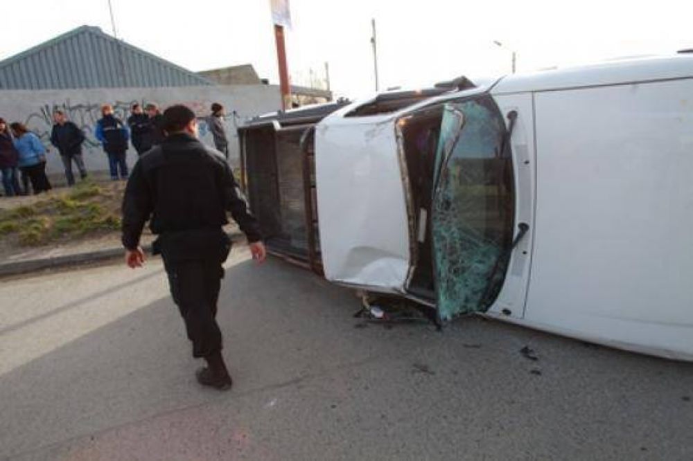 Abandon� el rodado tras chocar y provocar un vuelco