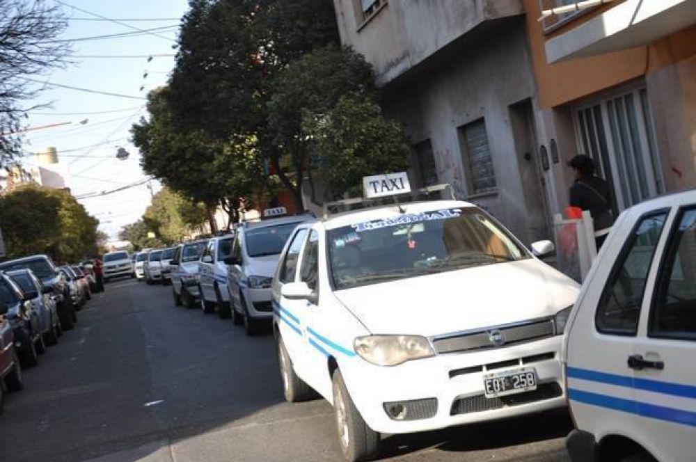 Taxistas vuelven a reclamar por aumento de tarifa