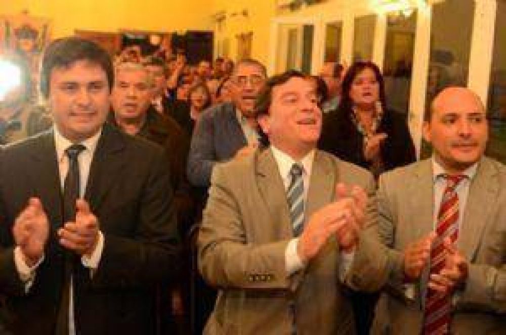 Fervor peronista en la asunci�n de S�enz, Figueroa Vicario y Aguirre