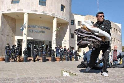 Un desalojo pac�fico puso fin a la toma de la Jefatura