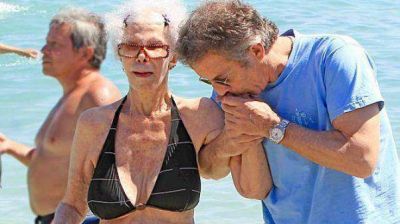 La duquesa de Alba se anim� a usar un bikini a los 87 a�os