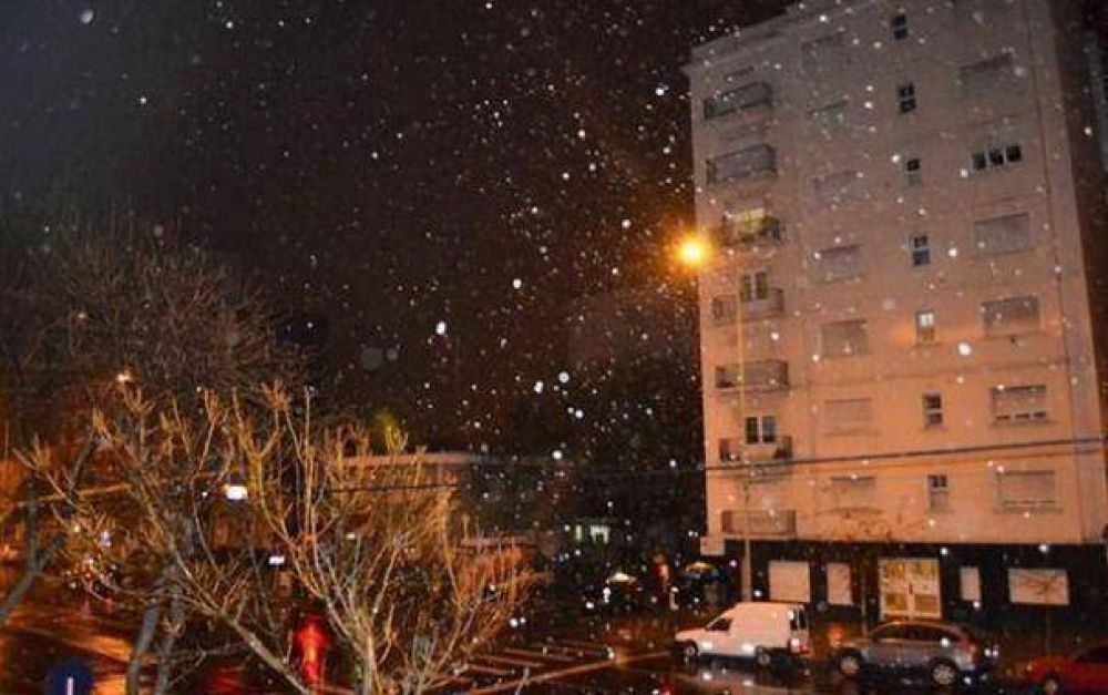 Copos de nieve sorprendieron a Mar del Plata