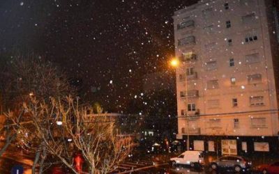 Copos de nieve sorprendieron a Mar del Plata