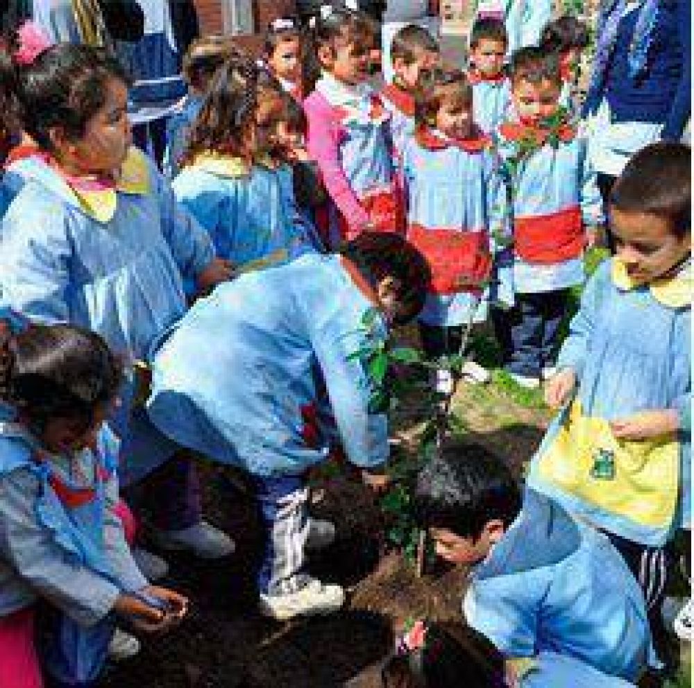 Esteban Echeverr�a festeja la semana del �rbol