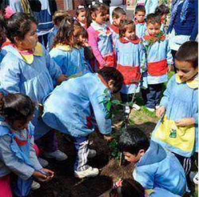 Esteban Echeverr�a festeja la semana del �rbol
