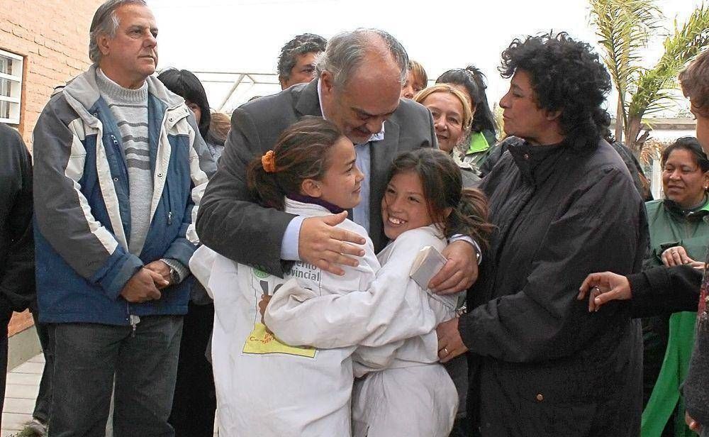 El Gobernador Colombi inaugur� 1.800 conexiones de agua y cloaca