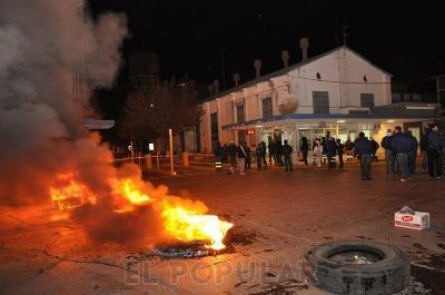 Obreros bloquean el ingreso a las plantas de Loma Negra